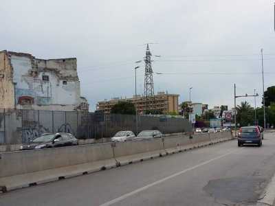 Via Amendola permette l'ingresso da Bari venendo dalla statale 100. Una grande rotatoria � stata costruita nel 2007 per agevolare il traffico in entrata e in uscita
